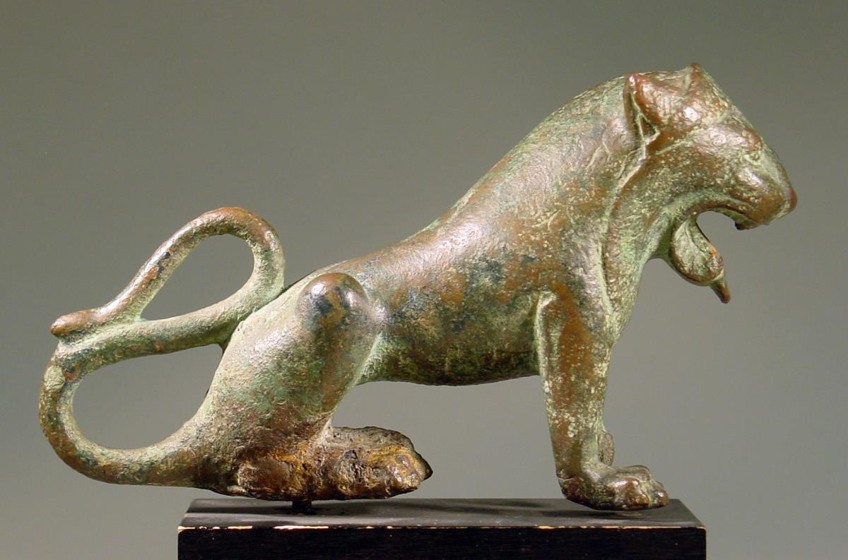 Etruskische Statuette eines sitzenden Löwen, linker Vorderfuß weggebrochen, sonst gute Erhaltung