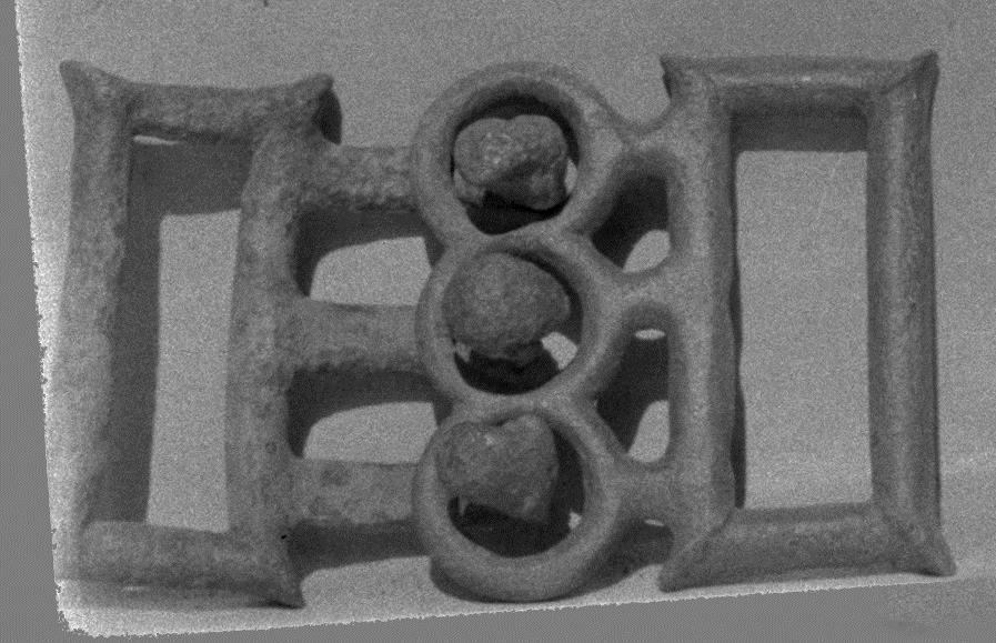 Altitalische Gürtelschlieβe. Die beiden äußeren Haken gehen in primitive Pantherköpfe aus, der mittlere in weiblichen Kopf (Gesicht zerrieben) mit symmetrischen Spirallocken