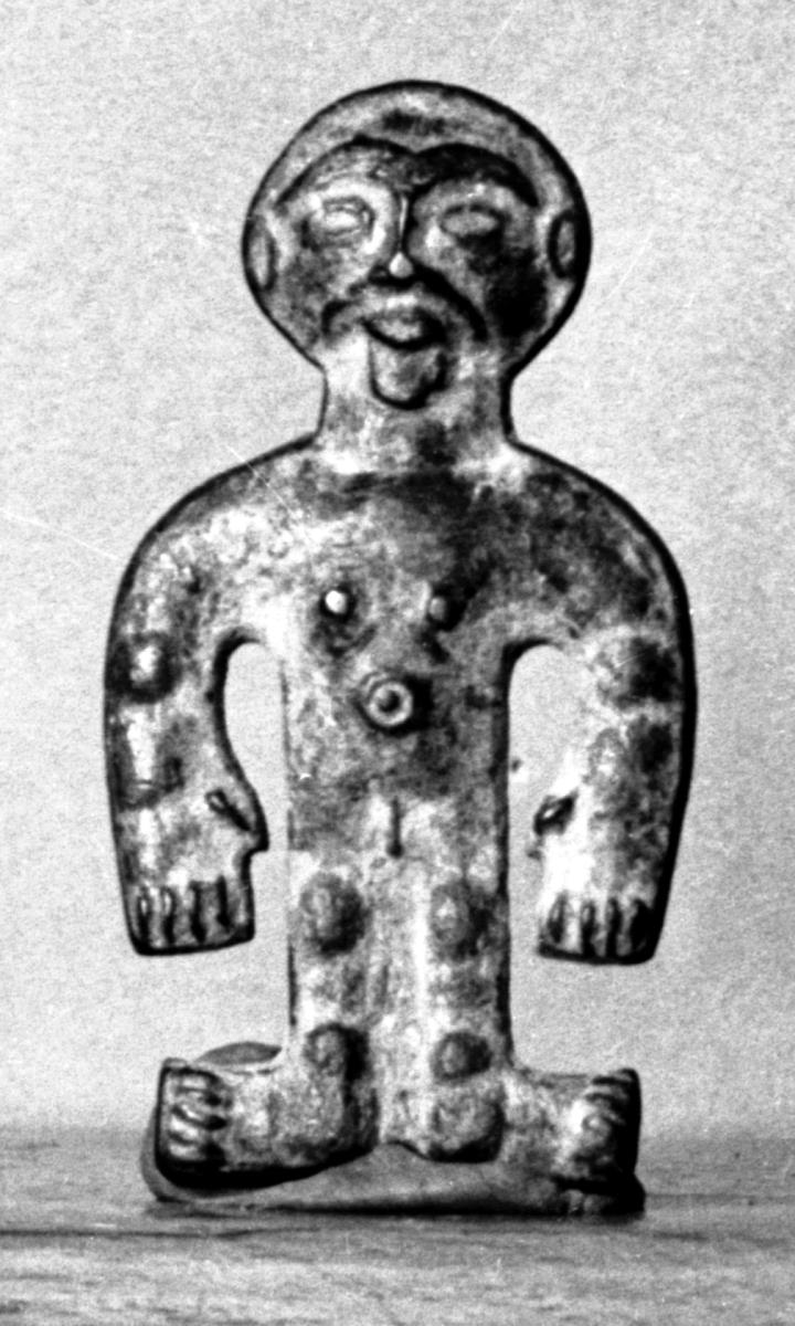 Flaches Amulett in Form eines nackten Mannes