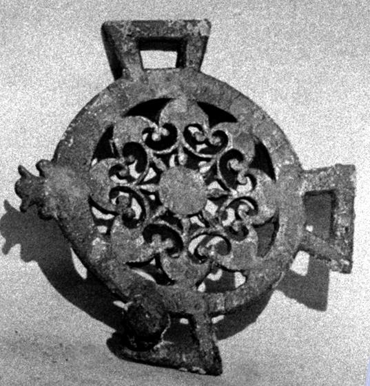 Phalera (Riemenverteilerscheibe) mit Peltenrapport in feiner Durchbrucharbeit
