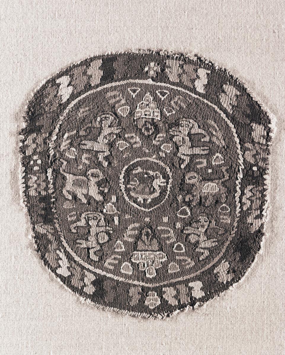 Runder Besatz mit figürlichen Motiven und Pflanzen