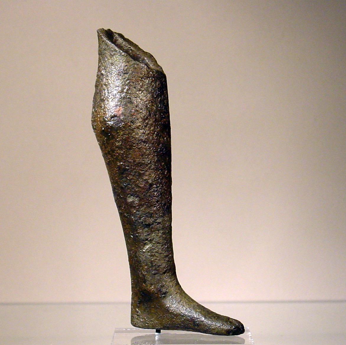 Linker Unterschenkel einer Statuette