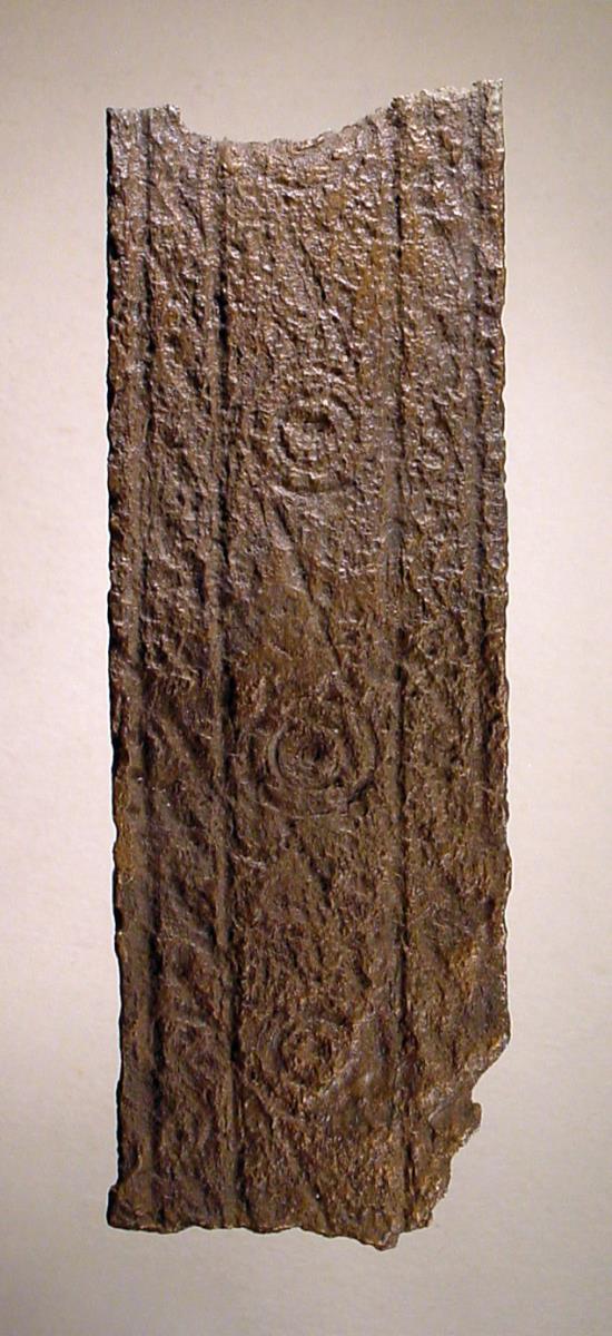 Ornamentblech (Tangentenkreise mit zwei Randstreifen schräg stehender Spiralhaken, vermutlich von einem Dreifuß)