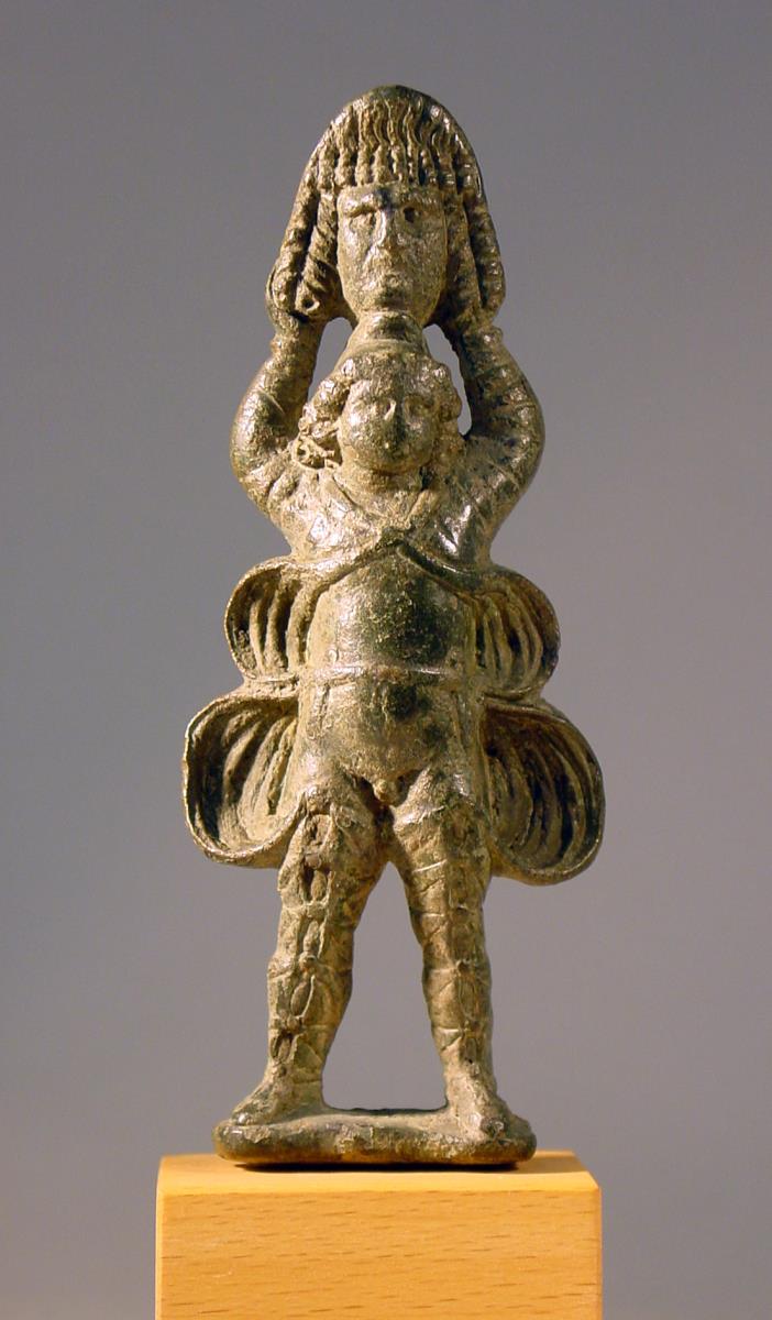 Römische Applik des Attis, eine tragische Maske über den Kopf haltend