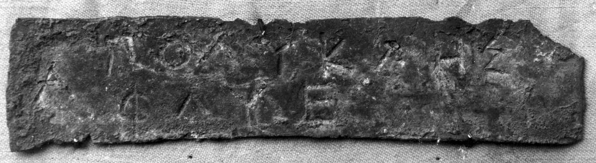 Attisches Richtertäfelchen mit griechischer Inschrift: ΠΟΛΥΚΛΗΣ / ΦΛΥΕΥΣ