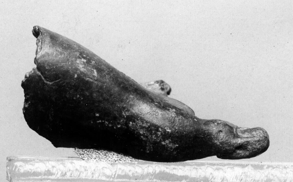 Stück des Fuβes einer Statuette, nur die große Zehe erhalten