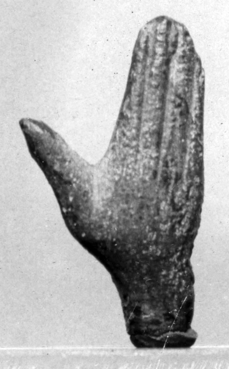 Abgebrochene Hand einer Statuette
