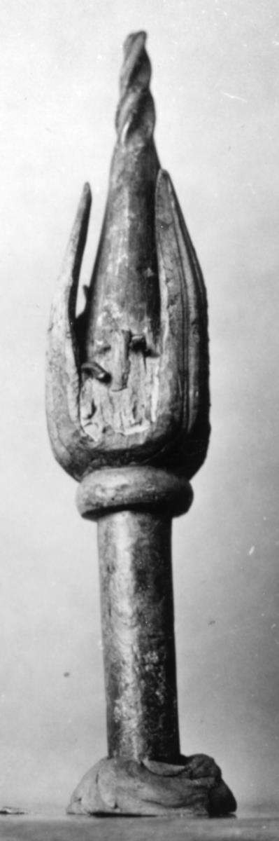 Szepterbekrönung in Form einer Knospe, glänzend hellgrüne Patina (in Wirklichkeit wohl ein Blitzbündel als Fragment einer Bronzestatue)