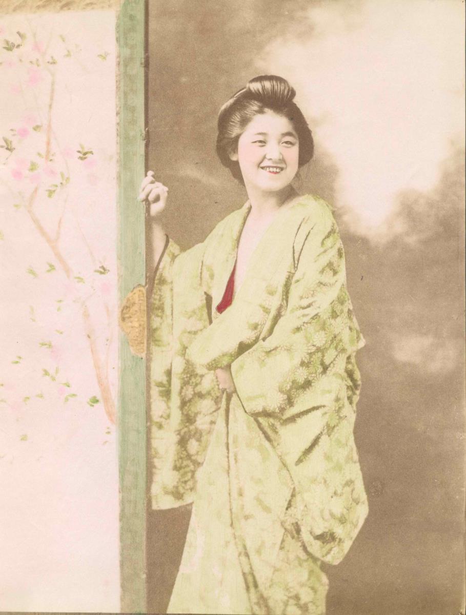 Mädchen (mit Yukata-Bekleidung) , an eine Schiebetür gelehnt