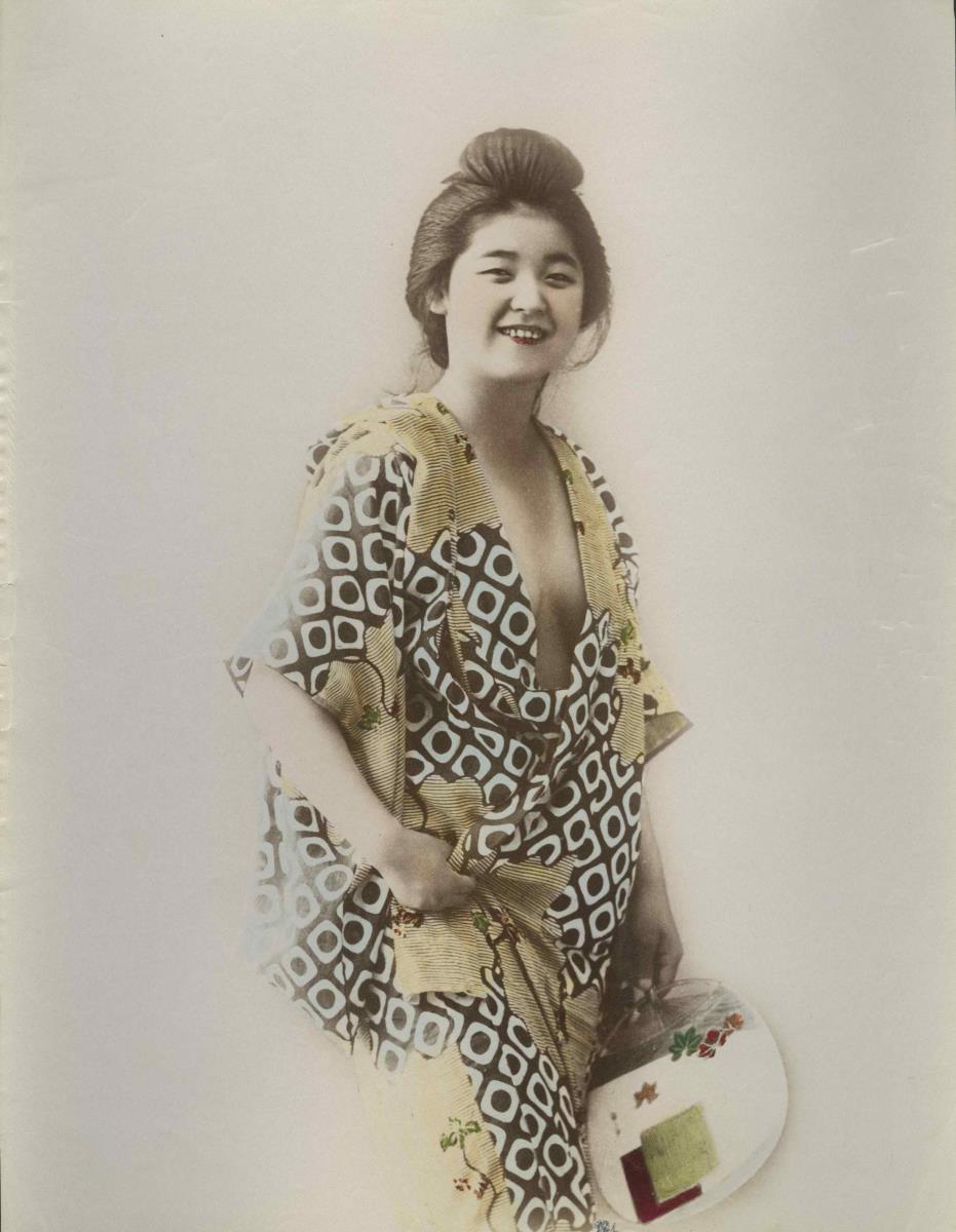 Mädchen in Yukata mit Fächer