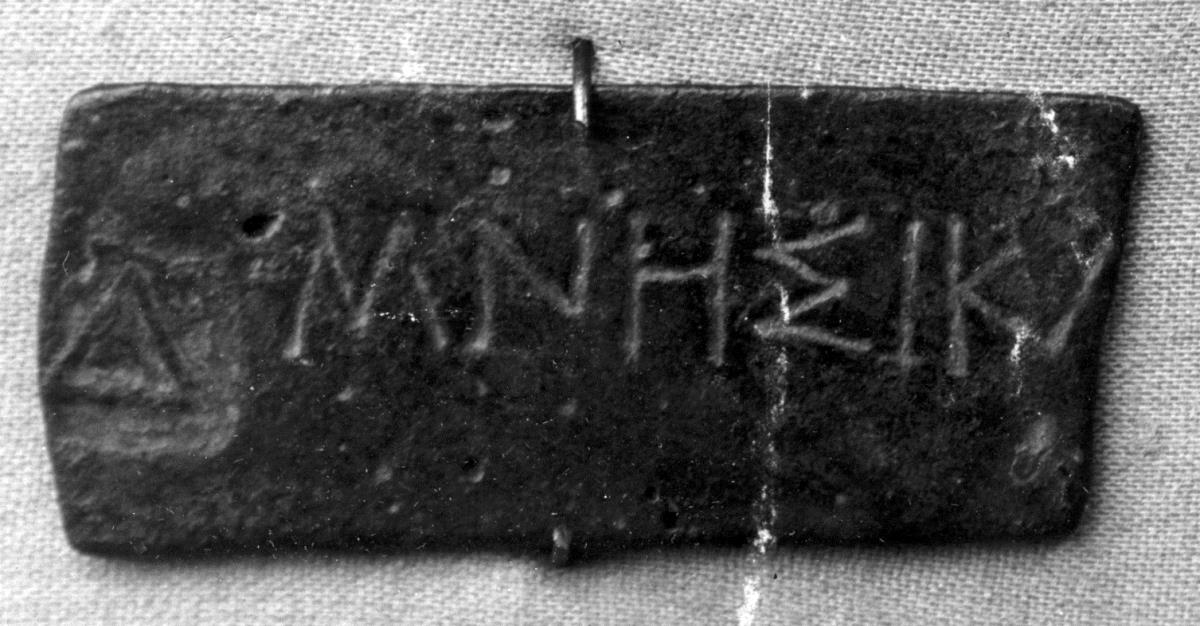Fragment eines attischen Richtertäfelchens mit griechischer Inschrift: Δ ΜΝΕΣΙΚΛ(…)