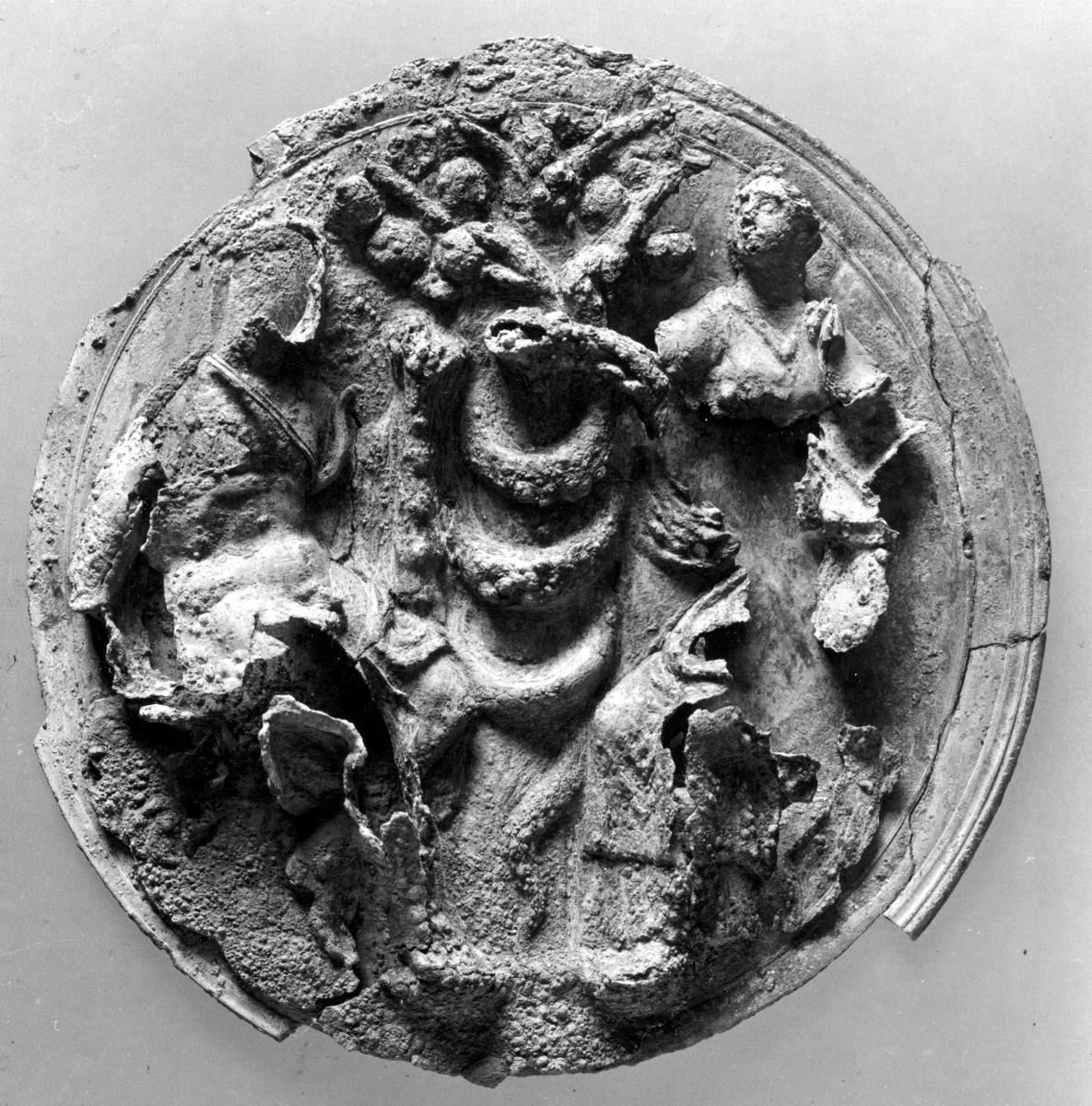 Fragmentierter griechischer Klappspiegel mit der Darstellung von Herakles bei den Hesperiden