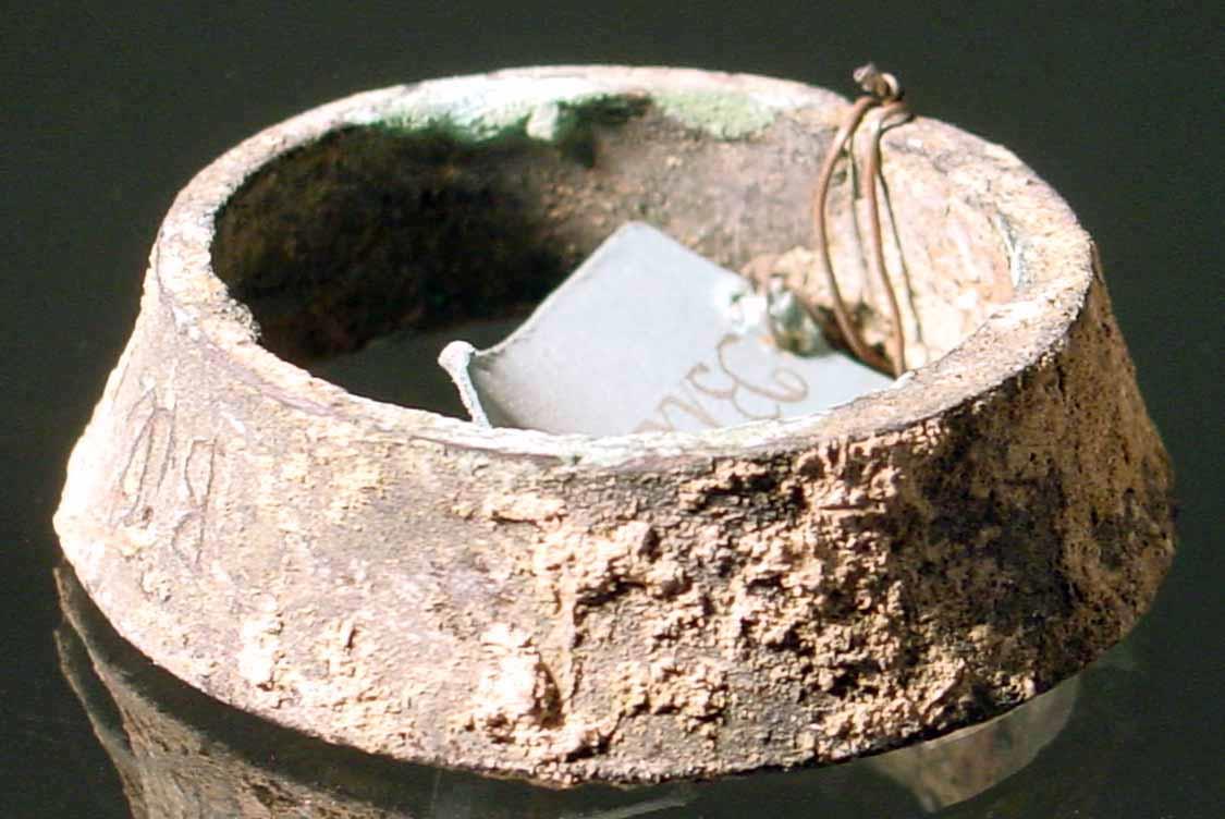 "Gegossener Bodenring eines Gefäßes" (Verwendung unbekannt)