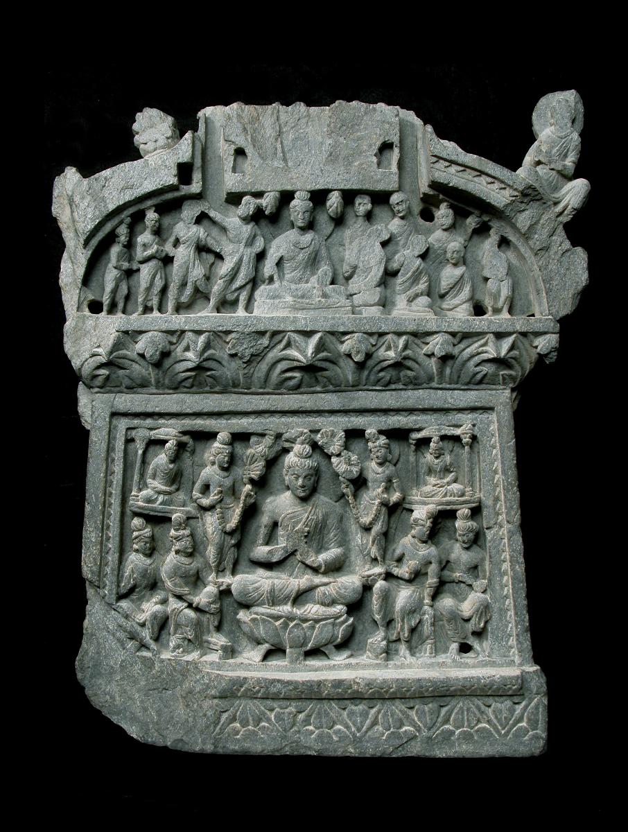 Stupagiebel mit zwei Szenen: Verehrung eines sitzenden Buddha in Schutzgeste (abhaya-mudra, oben); komplexe Szene mit sitzendem Buddha in Lehrgeste (dharmachakra-mudra) auf großem Lotossockel (unten)