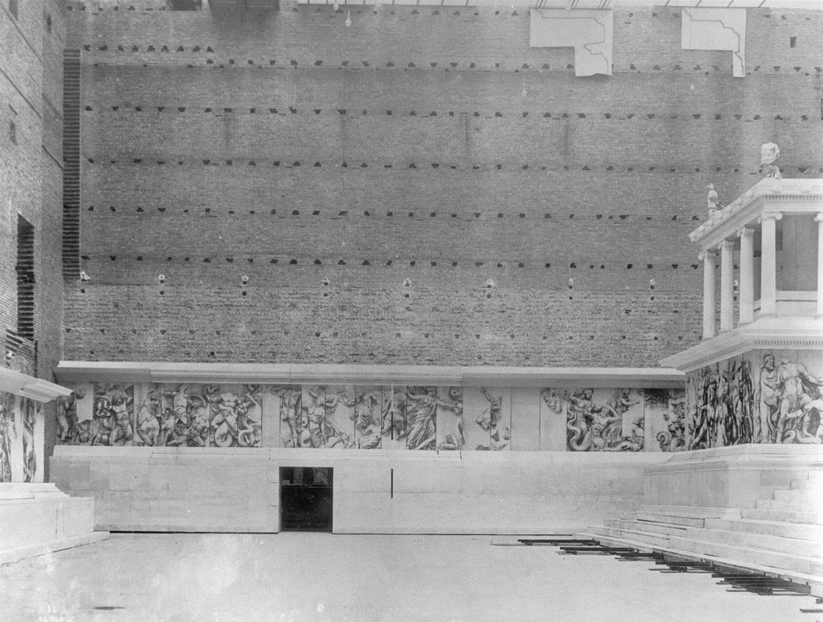 Kulisse für die Vorbereitung der Aufstellung der Friese des Pergamonaltars - Blick auf den Nordfries an der Nordwand des Altarsaales (rechts Kulisse der Westfront, links Kulisse des Ostfrieses).