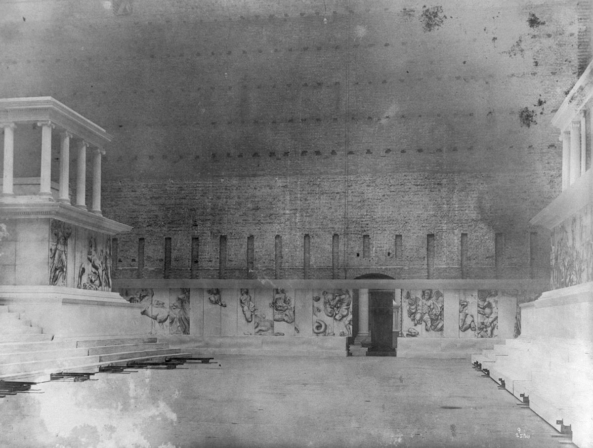 Kulisse für die Vorbereitung der Aufstellung der Friese des Pergamonaltars - Blick auf den Südfries (Südseite des Altarsaales, links Westfront des Altars ebenfalls als Kulisse, rechts Kulisse des Ostfrieses).