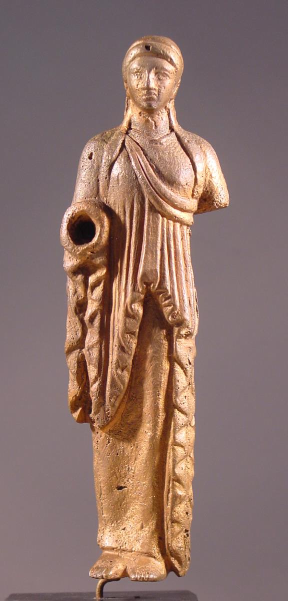 Archaistische weibliche Figur in Schrägmanteltracht