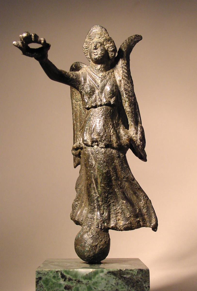 Statuette der Victoria auf der Weltkugel