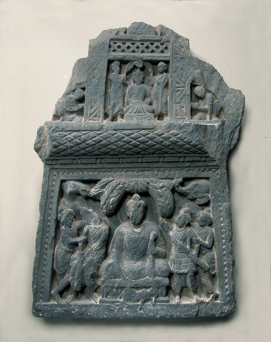 Stupagiebel mit zwei Szenen (Fragment): Maras Angriff (maravijyaya, unten); Verehrung eines meditierenden Buddha (oben)