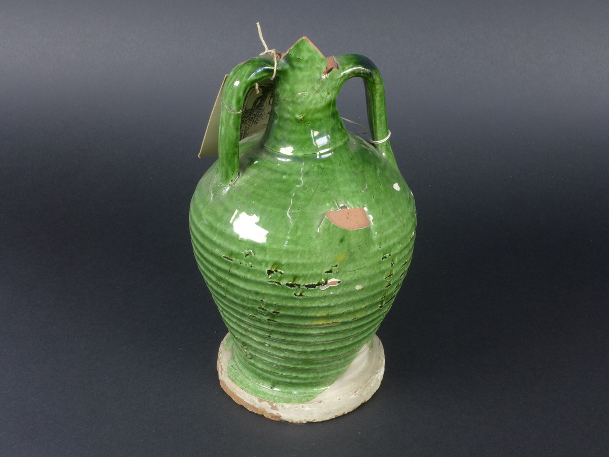 Flasche, Ton, grün glasiert, mit vier Henkeln