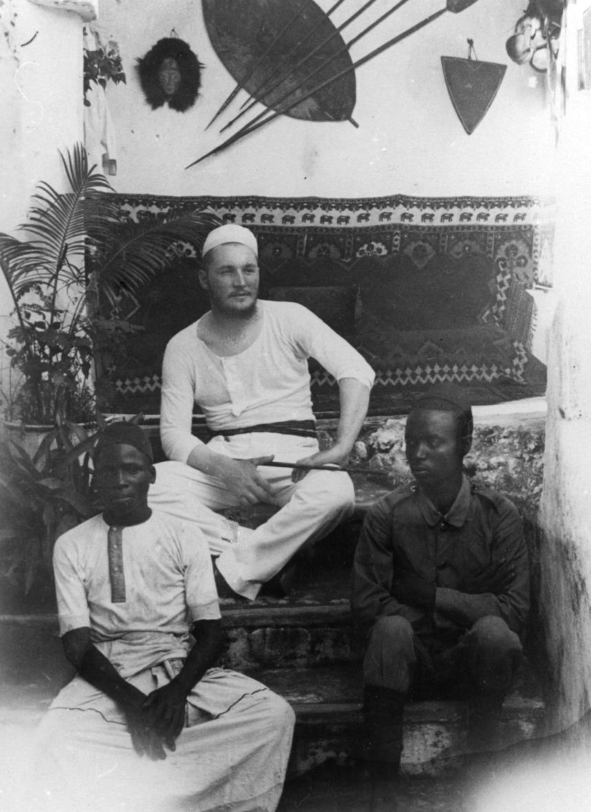 Portraitaufnahme von Oscar Baumann und zwei Afrikanern
