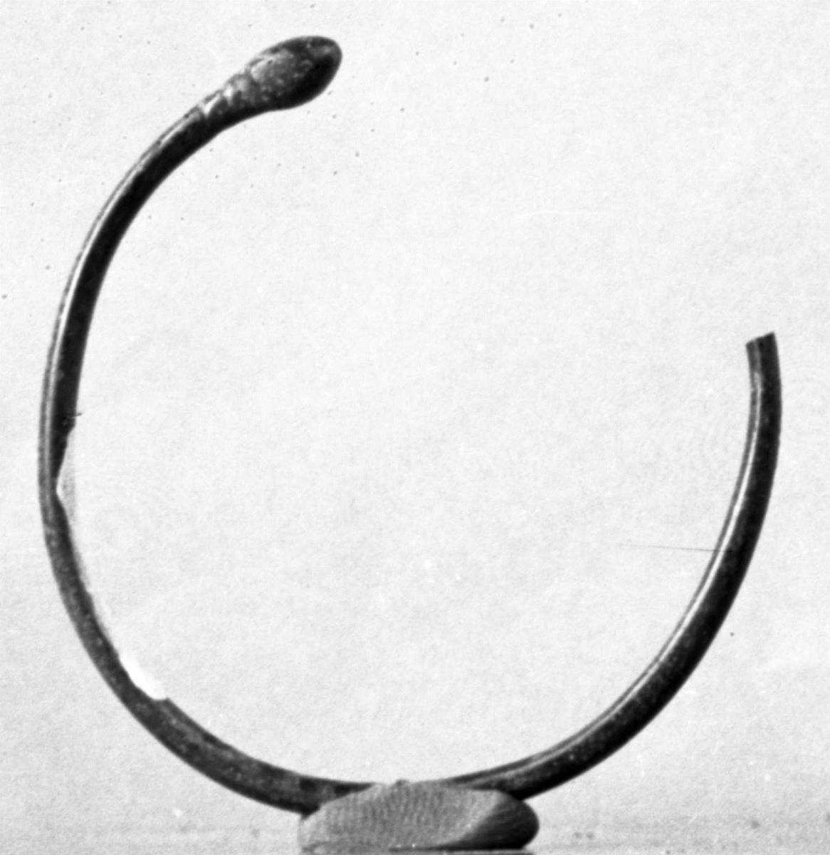 Armring (mit einem Knopfende, das andere abgebrochen)