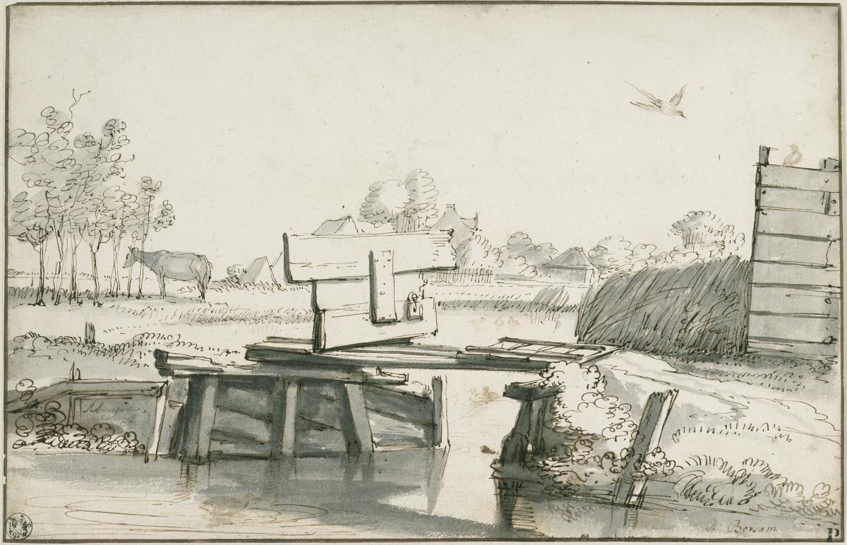 Wiesenlandschaft mit einem Steg über einen Bach. Links steht eine Kuh, rechts fliegt ein Vogel auf einen Bretterzaun zu, in der Ferne ein Gehöft
