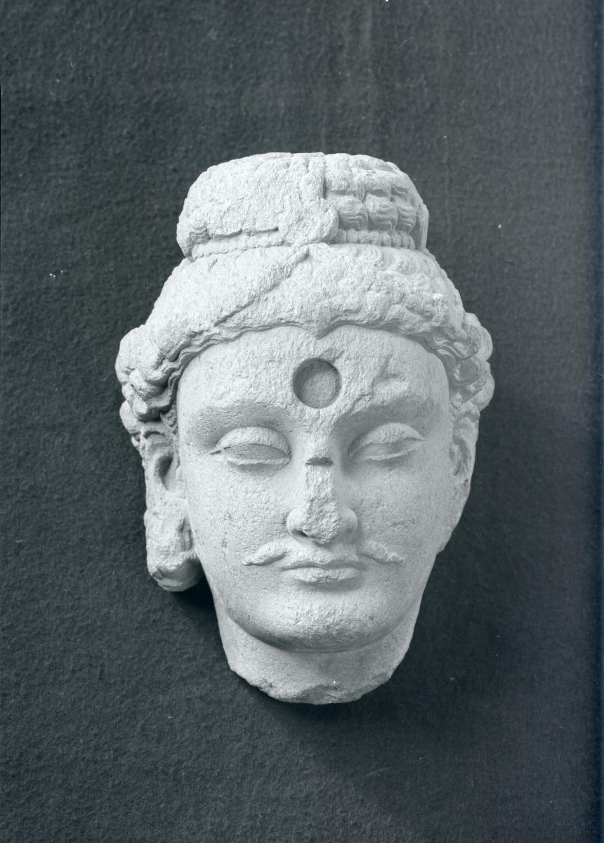 Kopf eines Bodhisattva mit Schnurrbart mit großer kreisrunder Einlassung für Urna