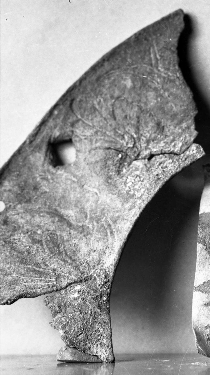 Ringhenkelfragment eines Dreifußes mit Lotus- und Palmettenband