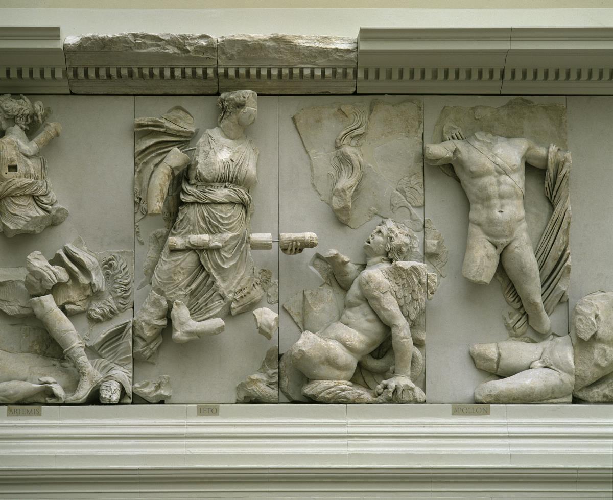 Pergamonaltar, Ostfries - Ausschnitt: Artemis / Leto / Apollo