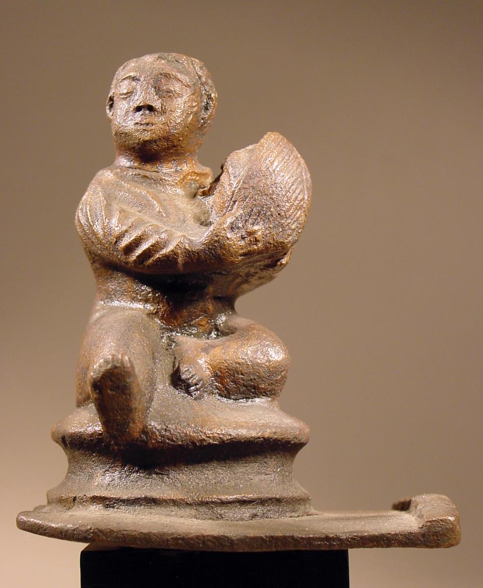 Statuette eines Knaben auf Basis