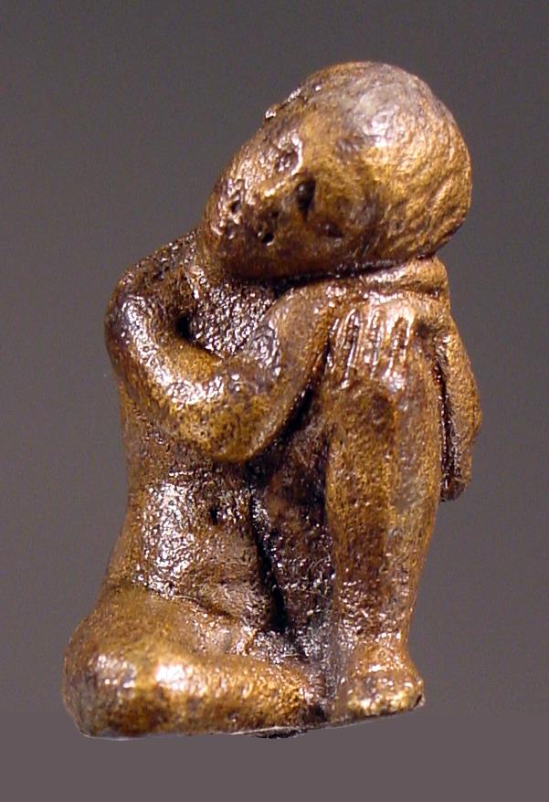 Statuette eines hockend schlafenden Knaben