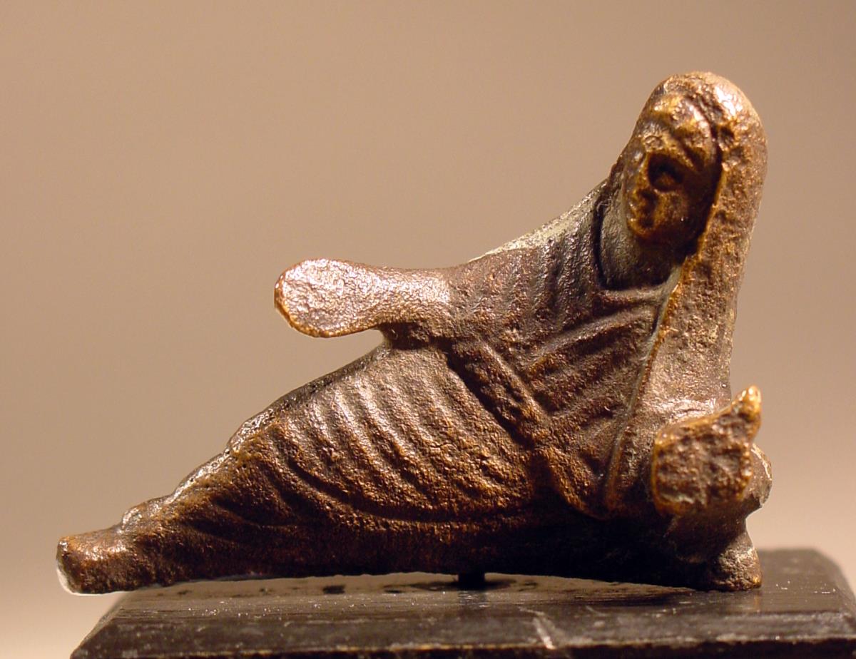 Römische Statuette eines Liegenden. Genius
