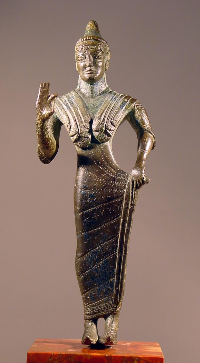 Etruskische Statuette einer Göttin in Gewand und spitzer Mütze, mit Inschrift auf dem Rücken