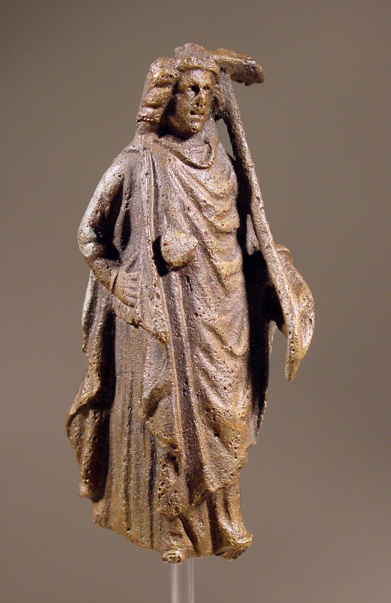 Beschlag von einem viereckigen Gerät (römische historische Applik in Gestalt einer lang gewandeten Figur mit Feldzeichen?)