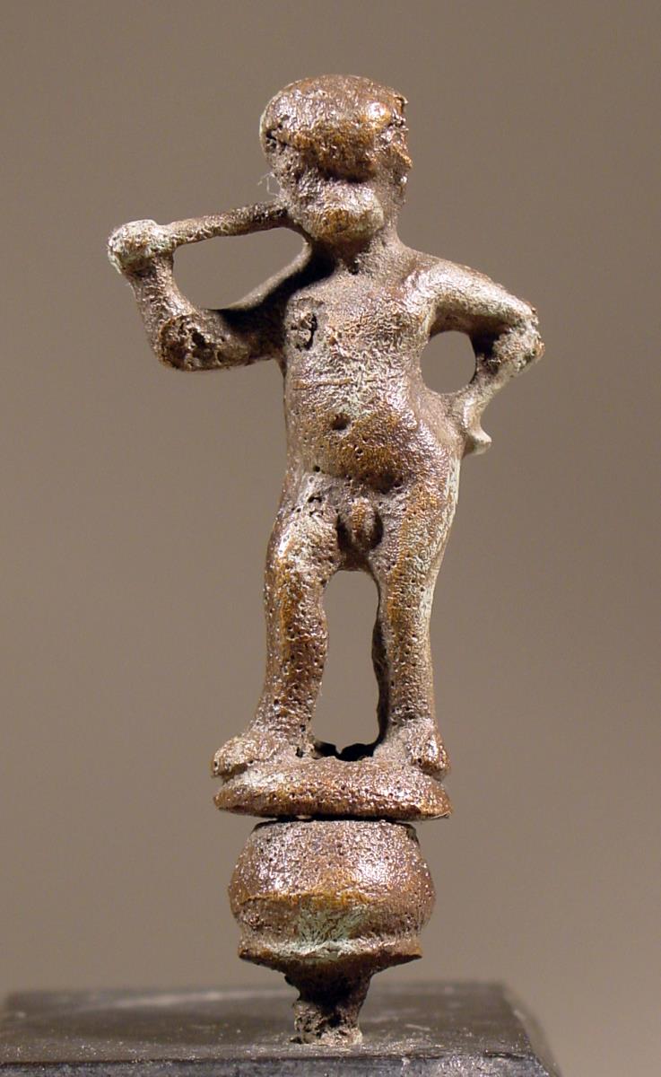 Knabenstatuette auf durchbohrter Kugel