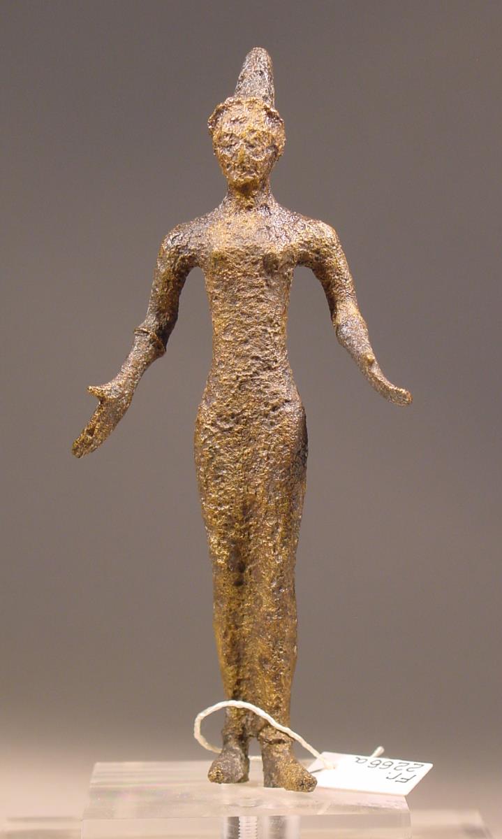Statuette einer Frau mit eng anliegendem Gewand