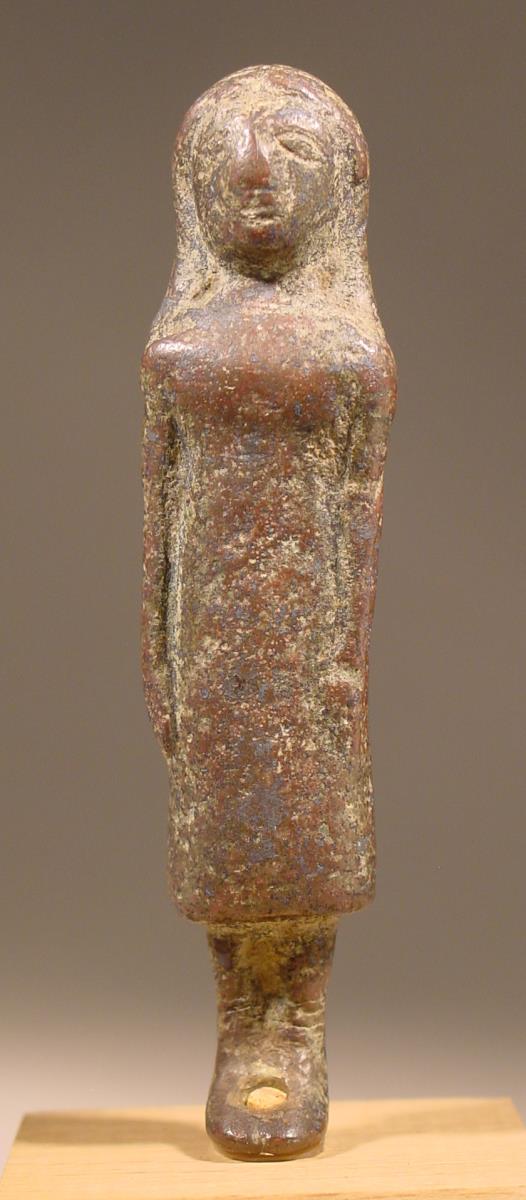 Statuette einer Frau mit knielangem Gewand