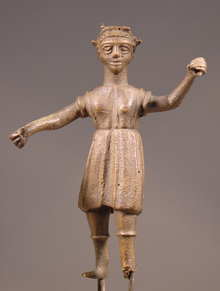 Statuette einer Frau mit kurzem Chiton