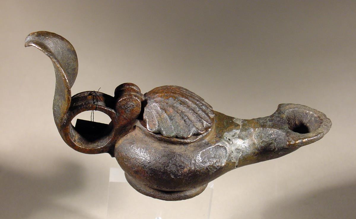 Hellenistische Lampe mit aufgebogenem Blatt am Griff und  muschelförmigem Deckel