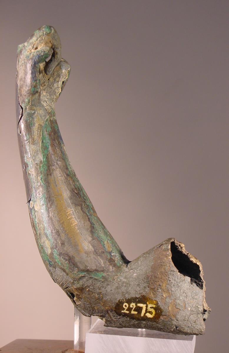Rechter Arm einer großen Statuette, mit Resten von Silberplattierung