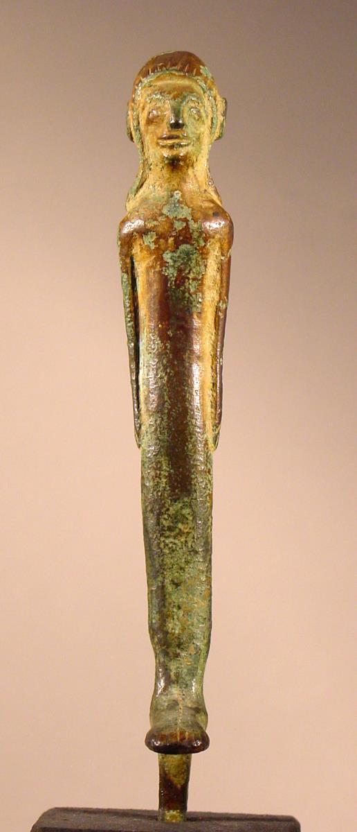 Statuette einer Frau mit zusammengeschlossenen Gliedern