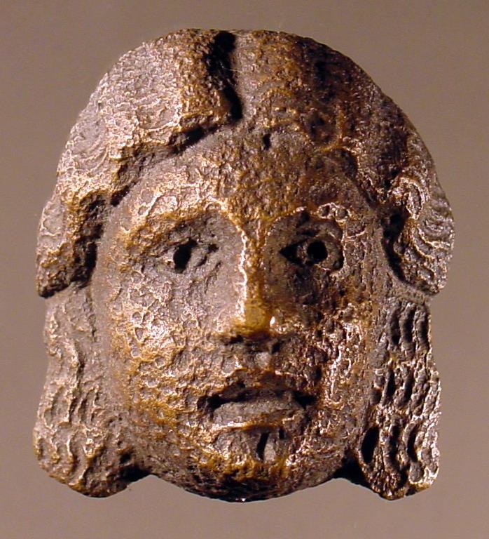 Weibliche Maske mit gewelltem und symmetrisch herabhängendem Haar