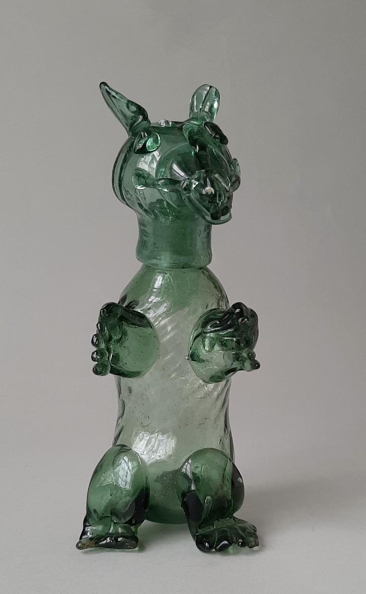 Flasche in Gestalt eines sitzenden Tanzbären