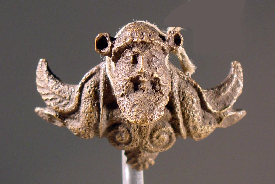 Etruskische Applik mit Oberkörper eines geflügelten, bärtigen Dämons
