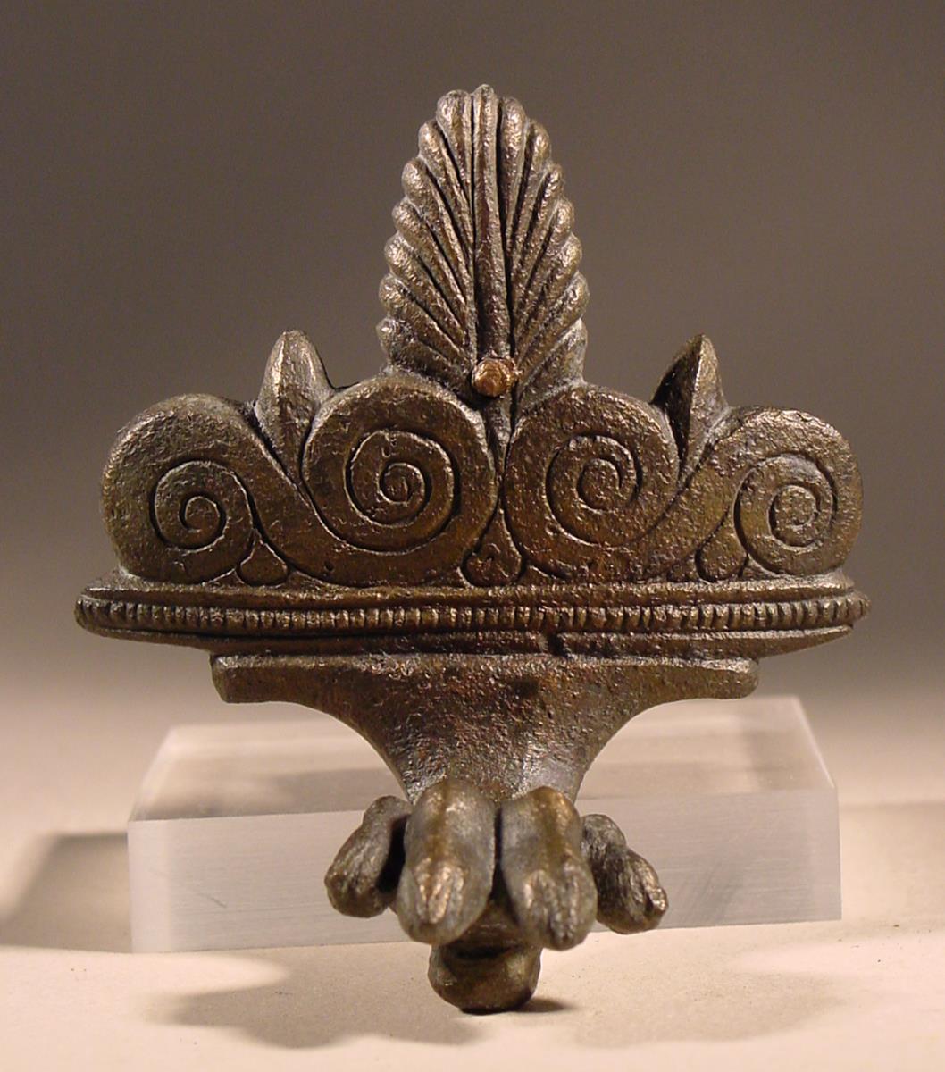 Gerätfuβ. Volutenornament mit Palmette auf Raubtiertatze