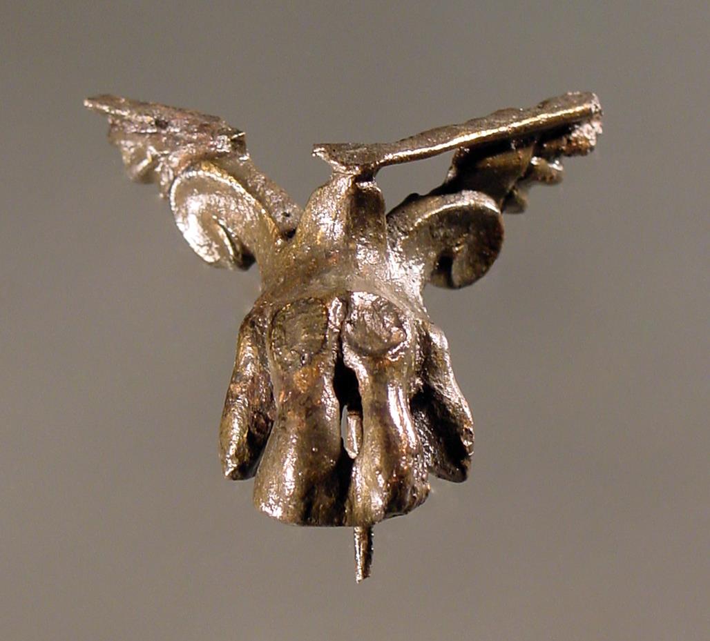 Eckfuß eines Gerätes. Volutenornament auf Raubtiertatze