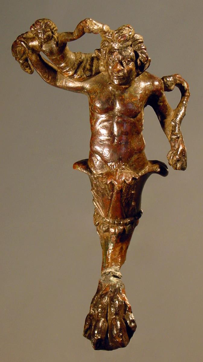 Gerätfuβ. Faun trägt Nymphe