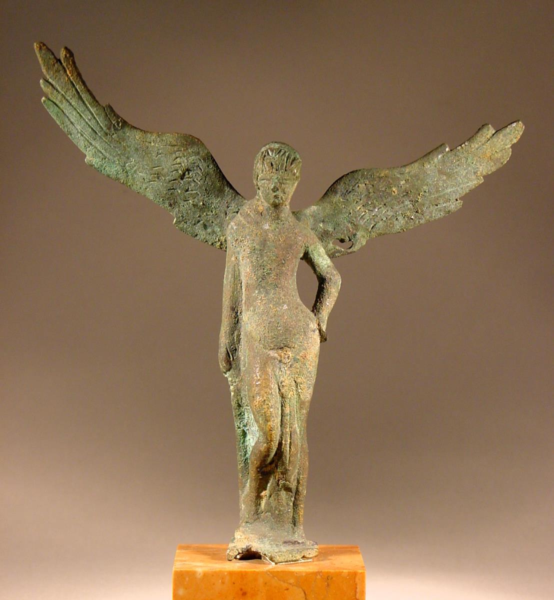 Gerätstütze. Statuette einer geflügelten Frau