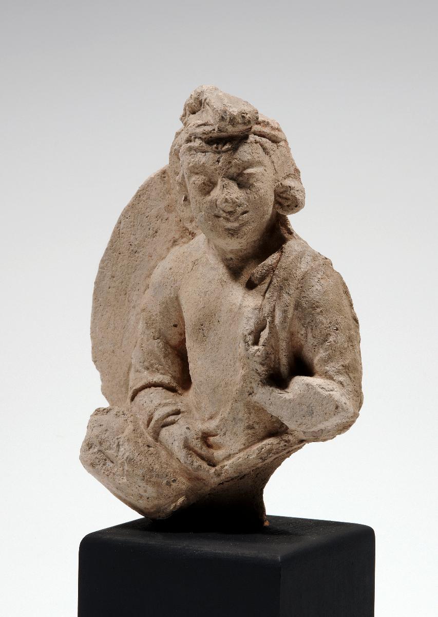 Sitzender Bodhisattva oder Gott mit Körperaureole (Fragment)